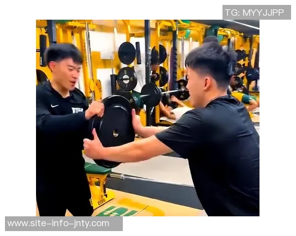 赵维伦在旧金山大学训练照曝光展现强壮身材引发网友热议