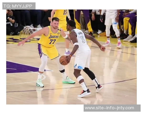 爱德华兹谈对手策略强调比赛中的心理战与压力应对 爱德华兹谈对手策略强调比赛中的心理战与压力应对